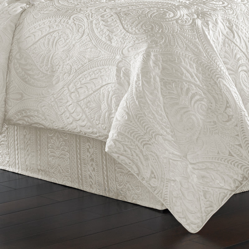 https://jqueen-ny.com/cdn/shop/products/bianco-white-comforter-set_bianco_alt-one.jpg?v=1626484113